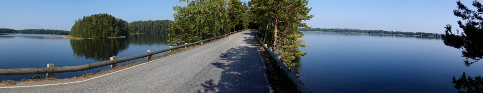 Neskutečné silničky vedly po úzkých šíjích mezi nekonečnými jezery.
